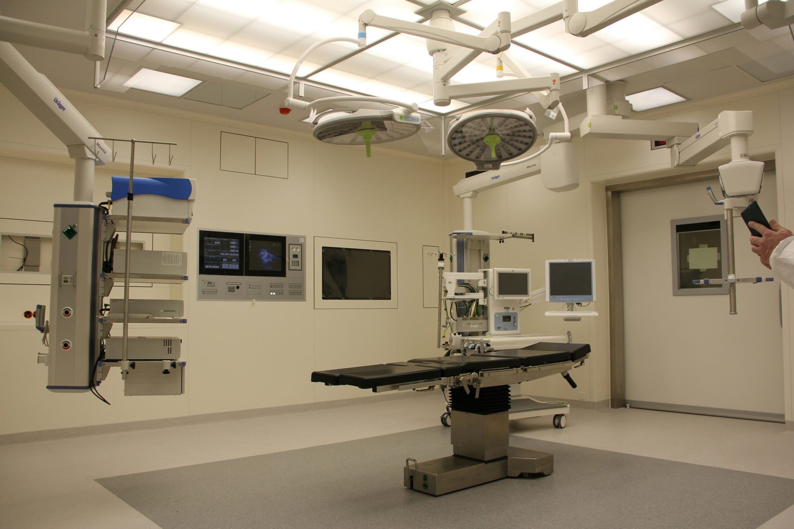 Salle de chirurgie équipée avec des équipements médicaux modernes, rénovée par MARORENO