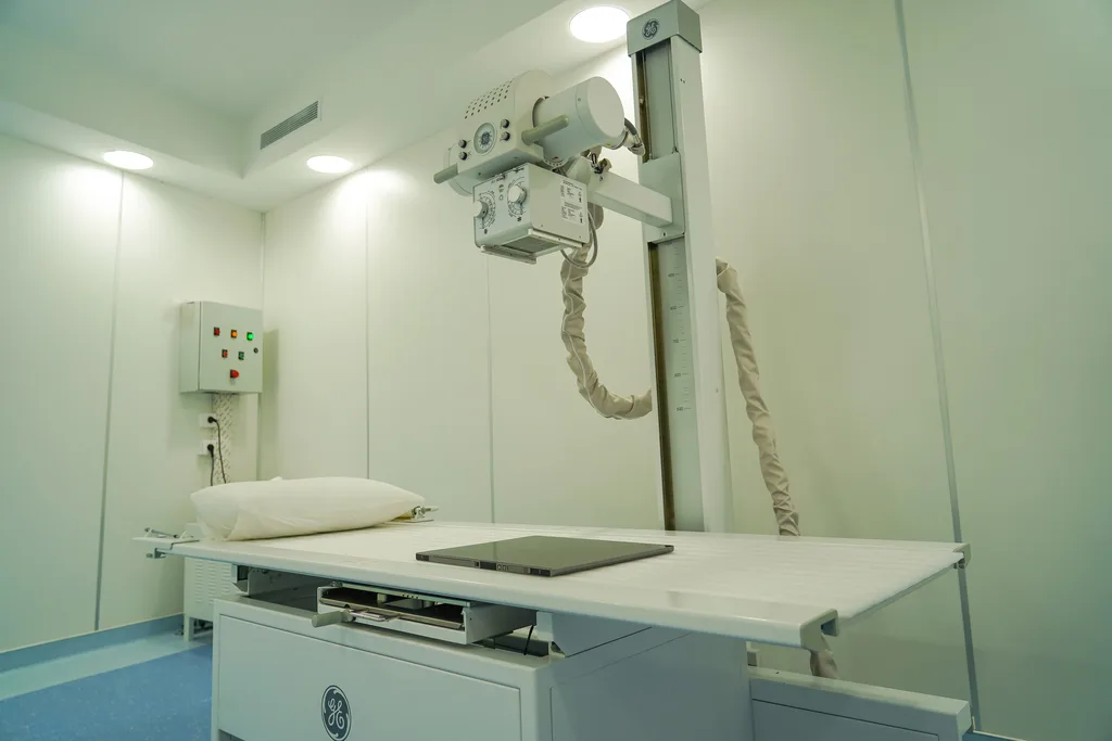 Salle de radiologie avec équipement de radiographie et revêtement en plomb pour protection, aménagée par MARORENO