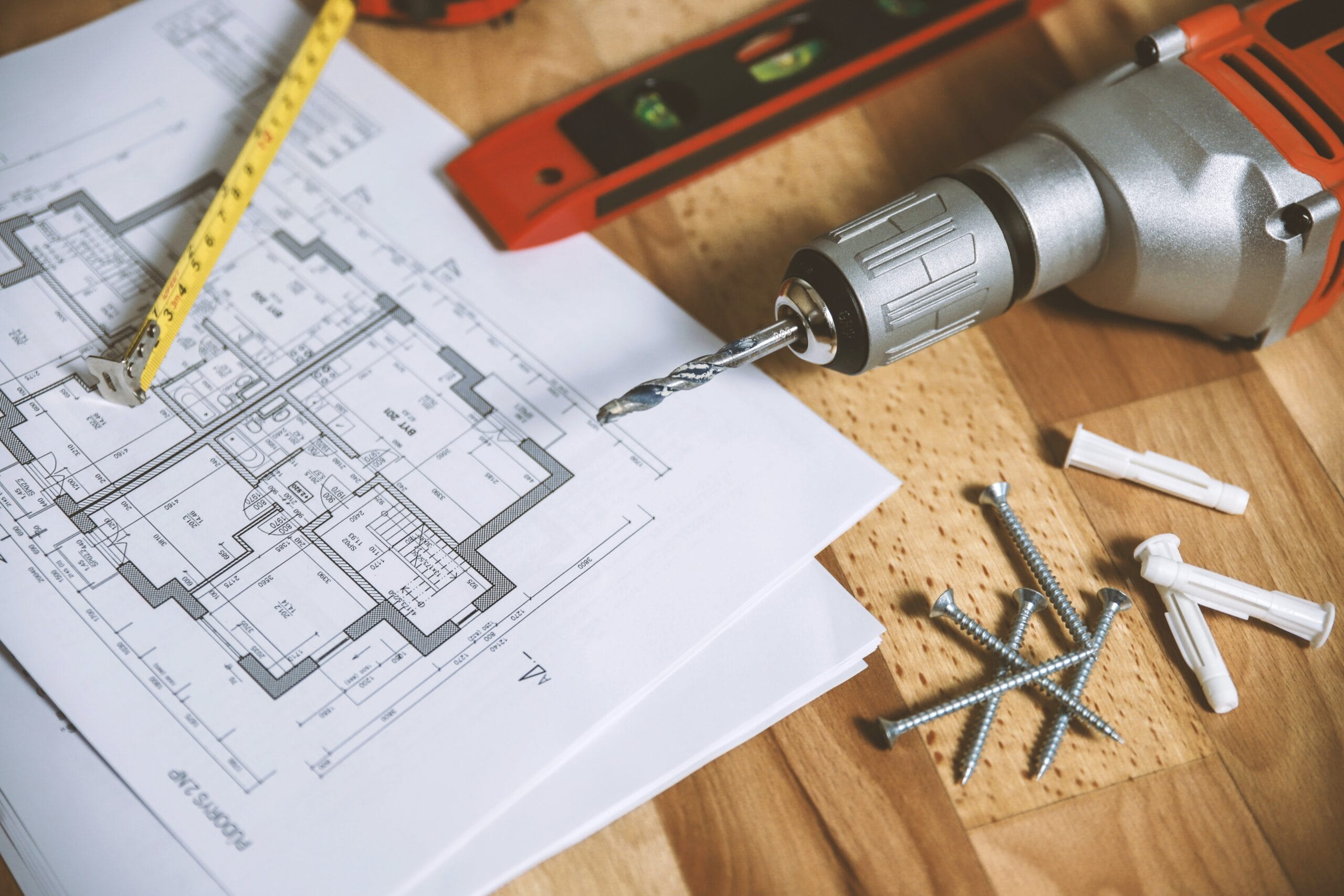 Plan d'architecture et outils de rénovation utilisés par MARORENO pour des projets de construction et d’aménagement